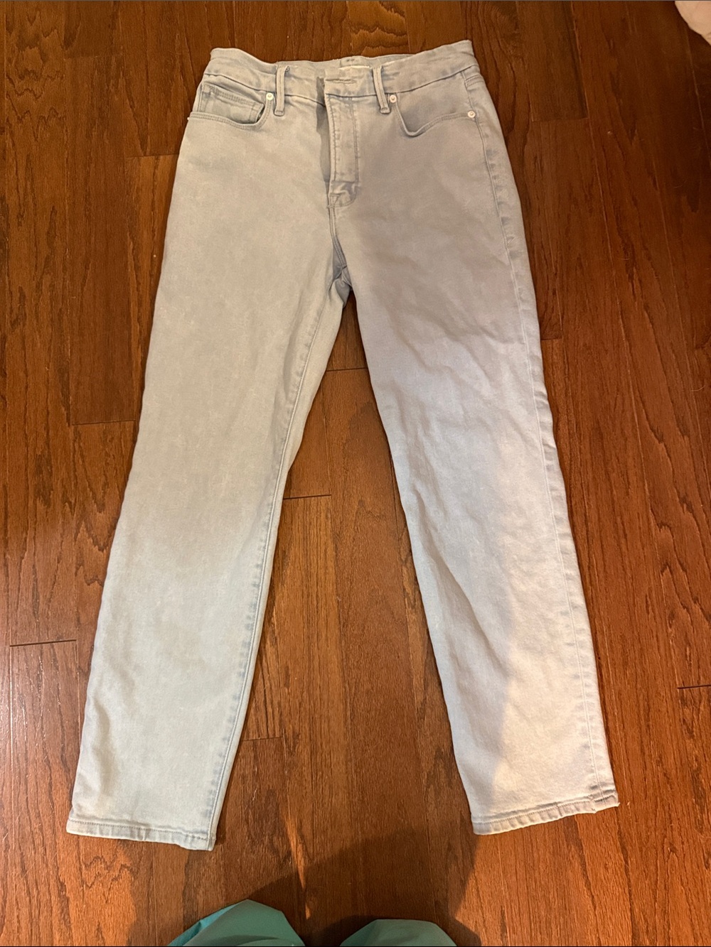 Good American Straight Leg Jeans in Light Cream